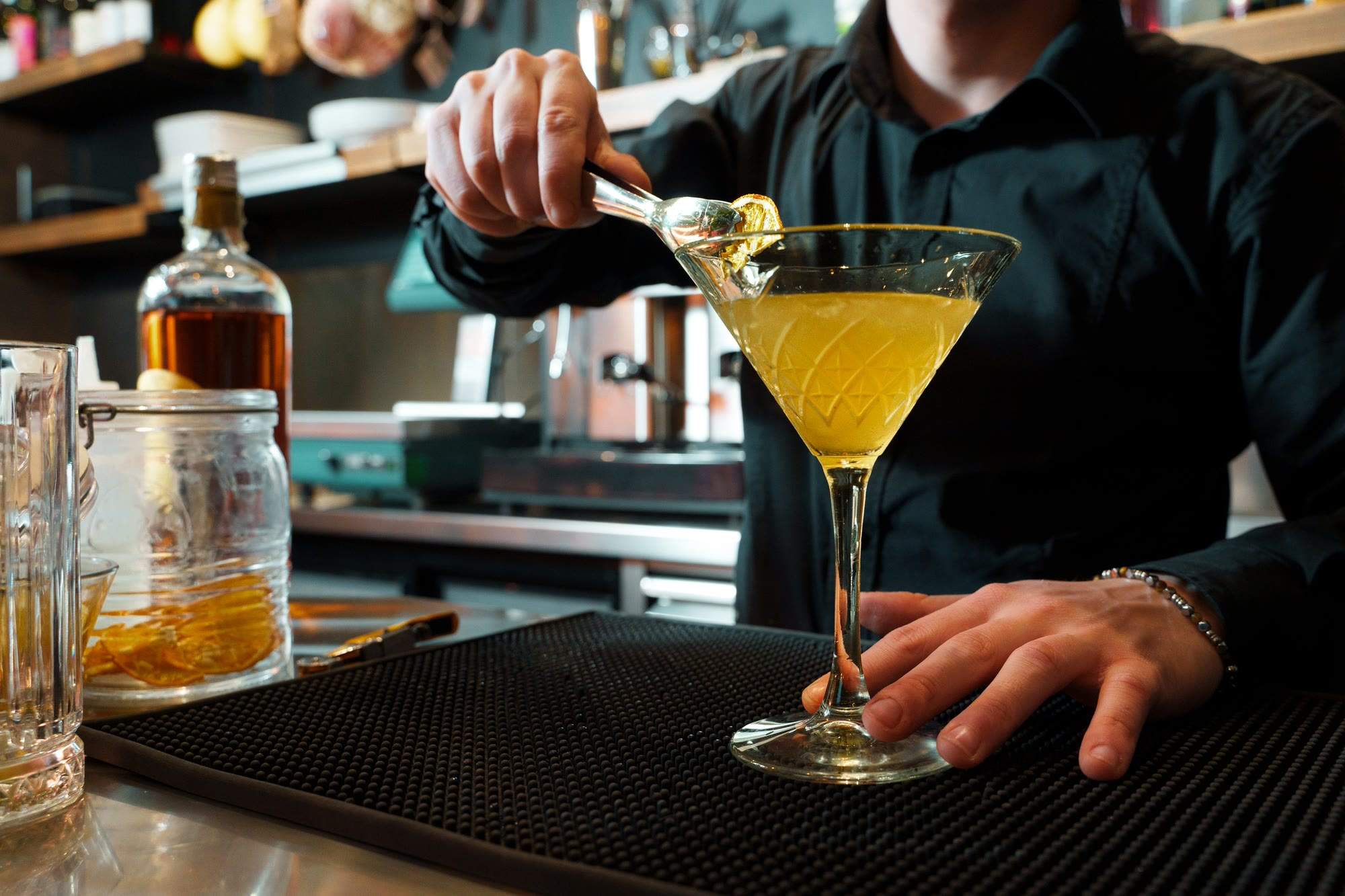 Barkeeper mixt einen Cocktail
