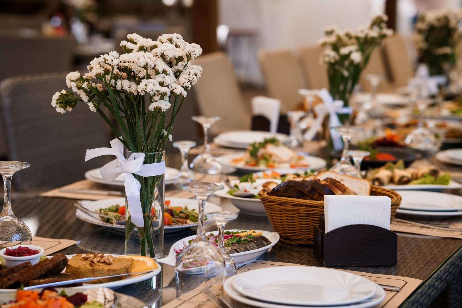Lange festlich gedeckte Tafel mit Blumen