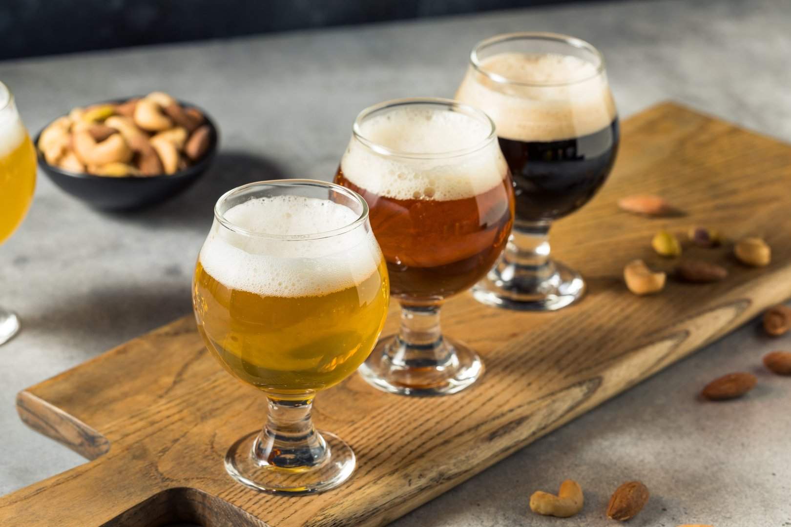 Craft-Biere im Glas auf Holzbrett