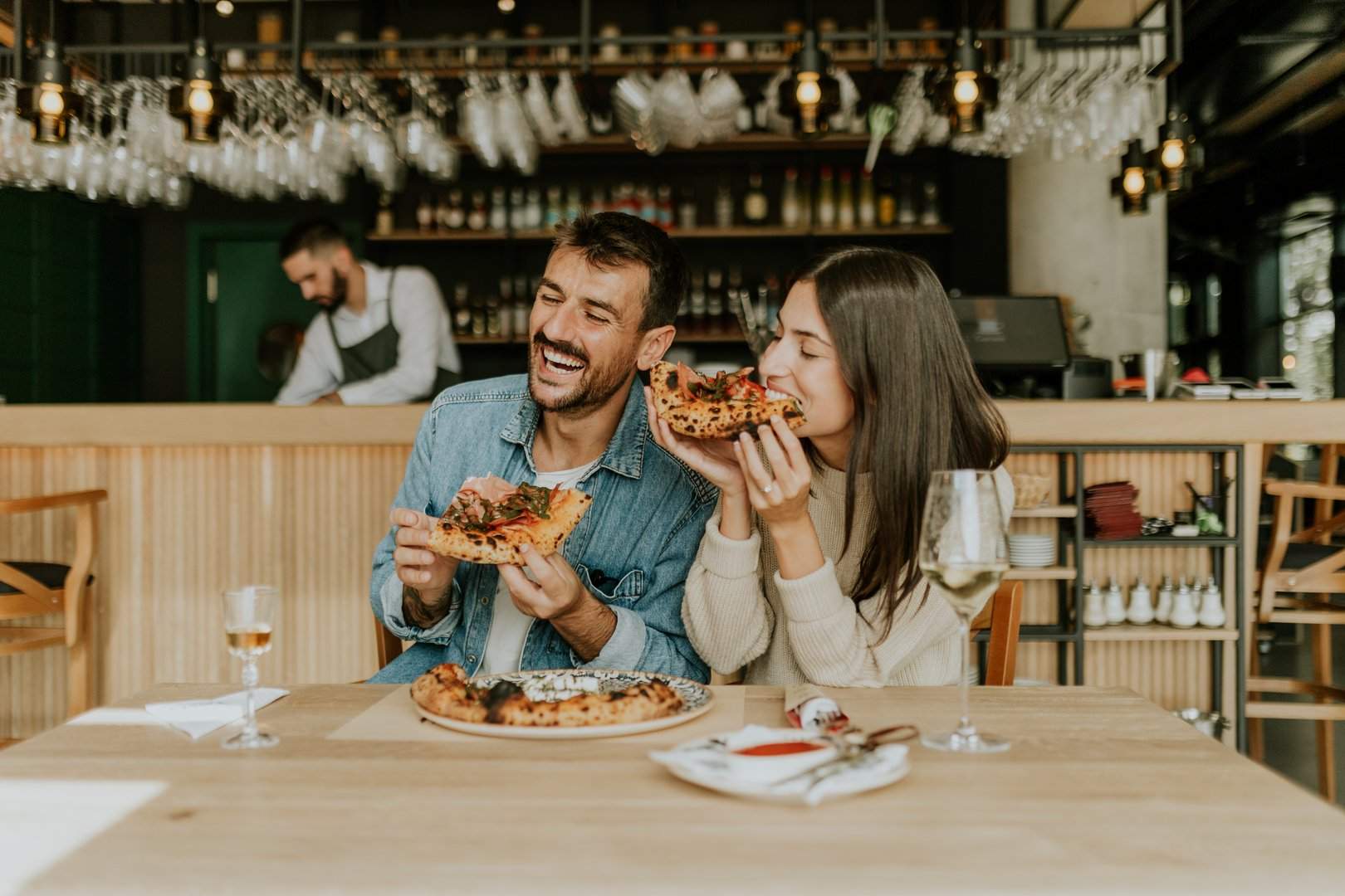 Gäste lachen bei Tisch im Restaurant