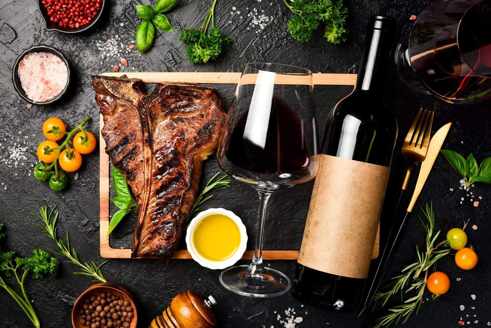 Gereiftes Steak mit Rotwein, Kräutern und Gewürzen