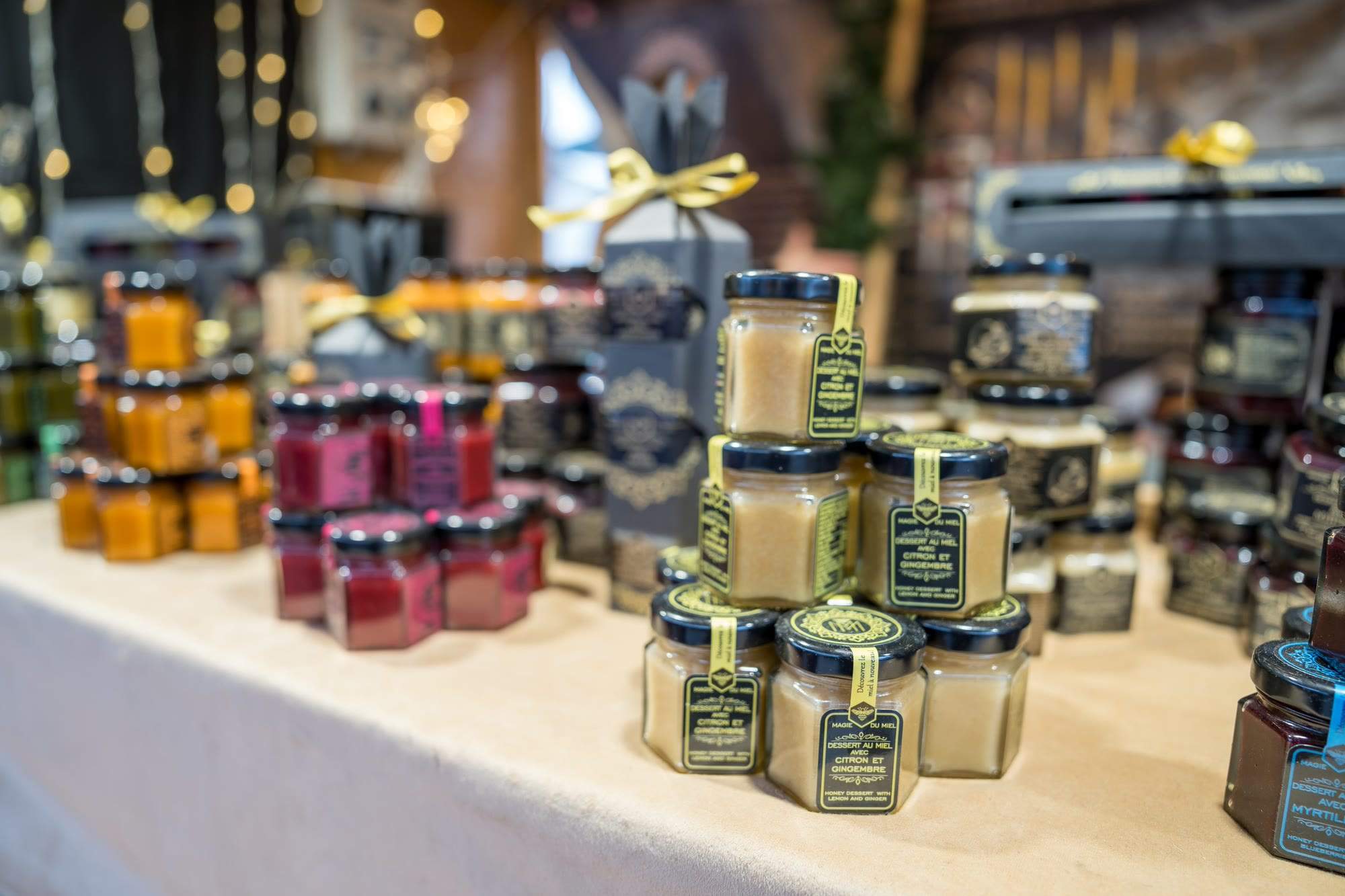 Geschenksets mit Saucen und Gewürzen auf einer Tafel