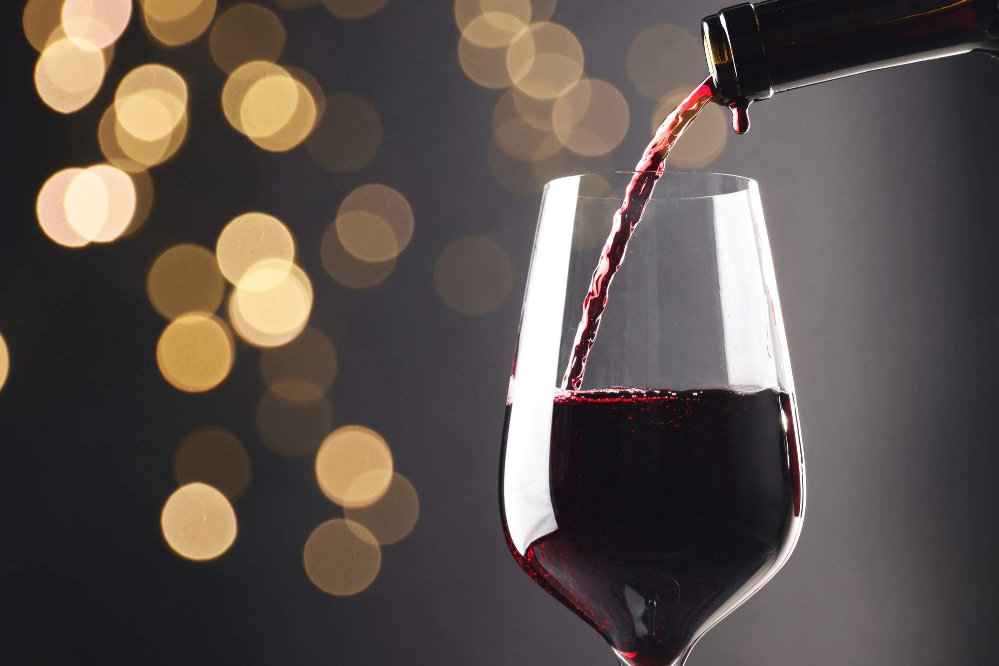 Rotwein wird in ein Glas gegossen