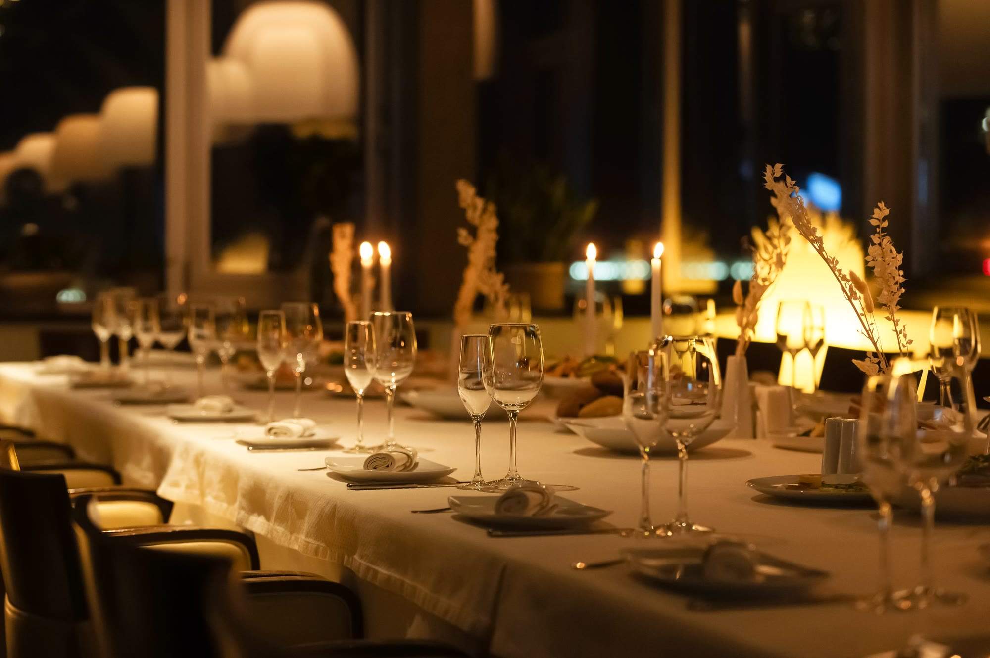 Festlich gedeckte Tafel mit Kerzenlicht
